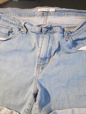 Ladies Levis Strauss jean shorts med wash sz 33 GUC
